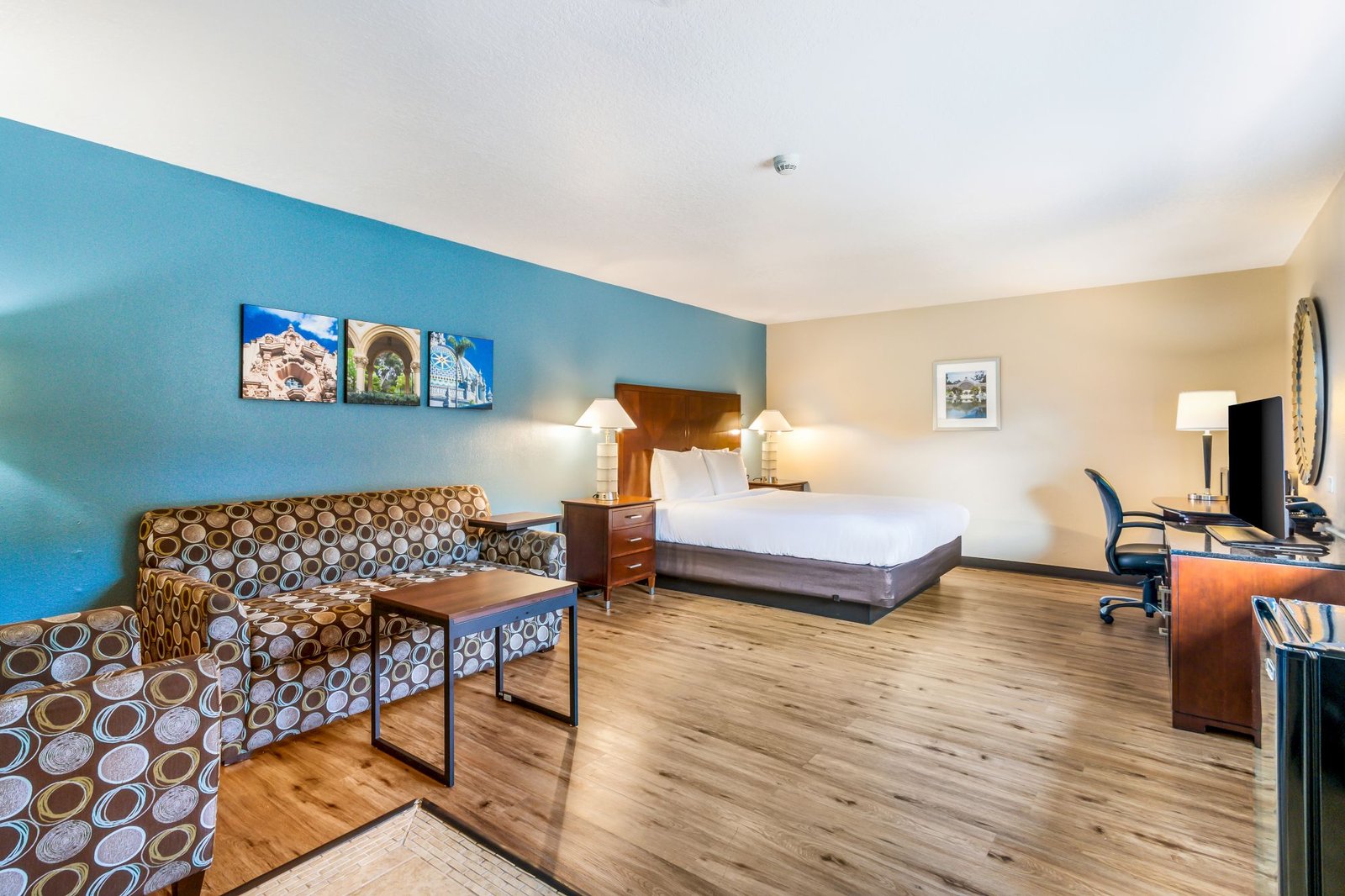 Guest Room at Hotel Hacienda Ontario Ranch