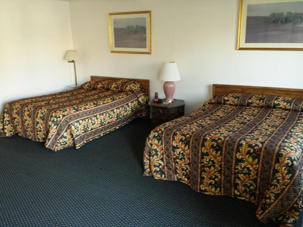 Guest Room at New Kansan Motel