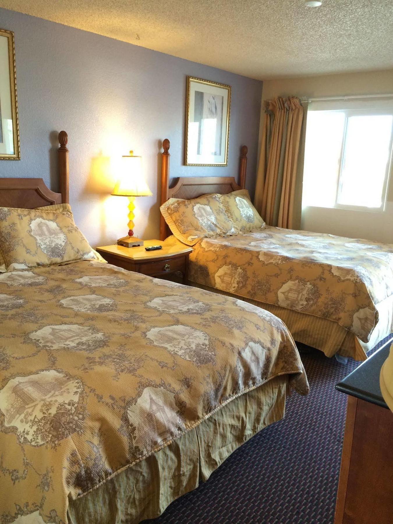 Guest Room at Pacific Inn Motel