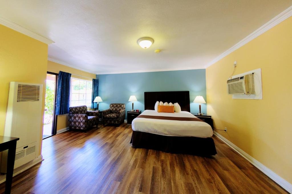 Suite at Palm Tropics Motel