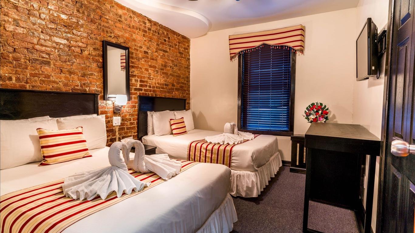 Deluxe Room at Royal Park Hotel