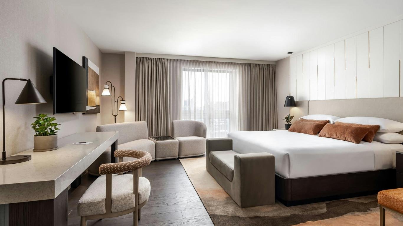 Standard Room at Sheraton Toronto Airport Hotel