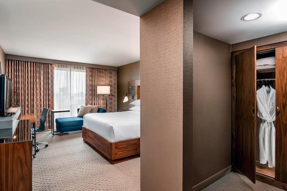 Deluxe Room at Sheraton Toronto Airport Hotel