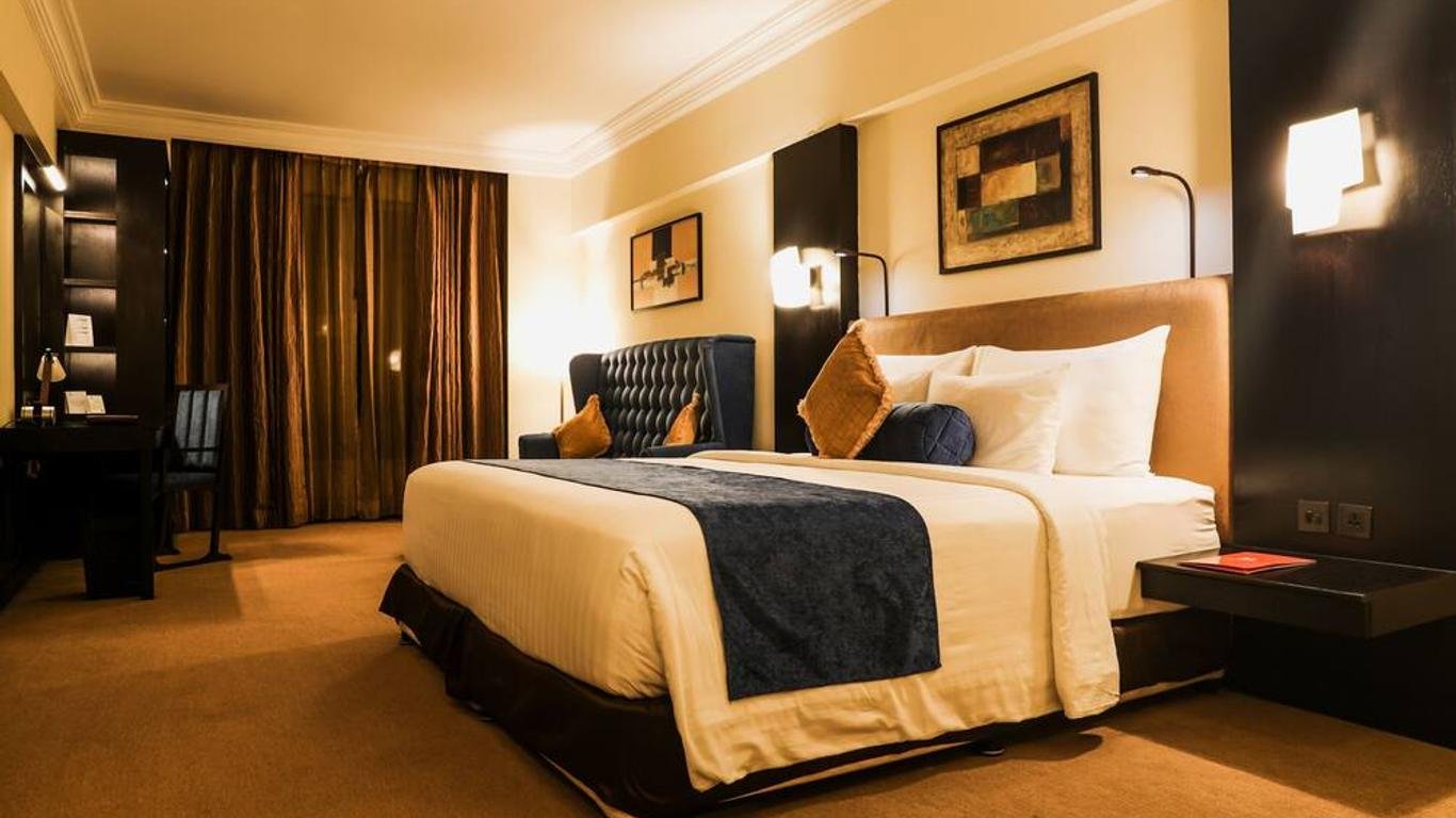 Executive Suite at Sterling's Mac Hotel