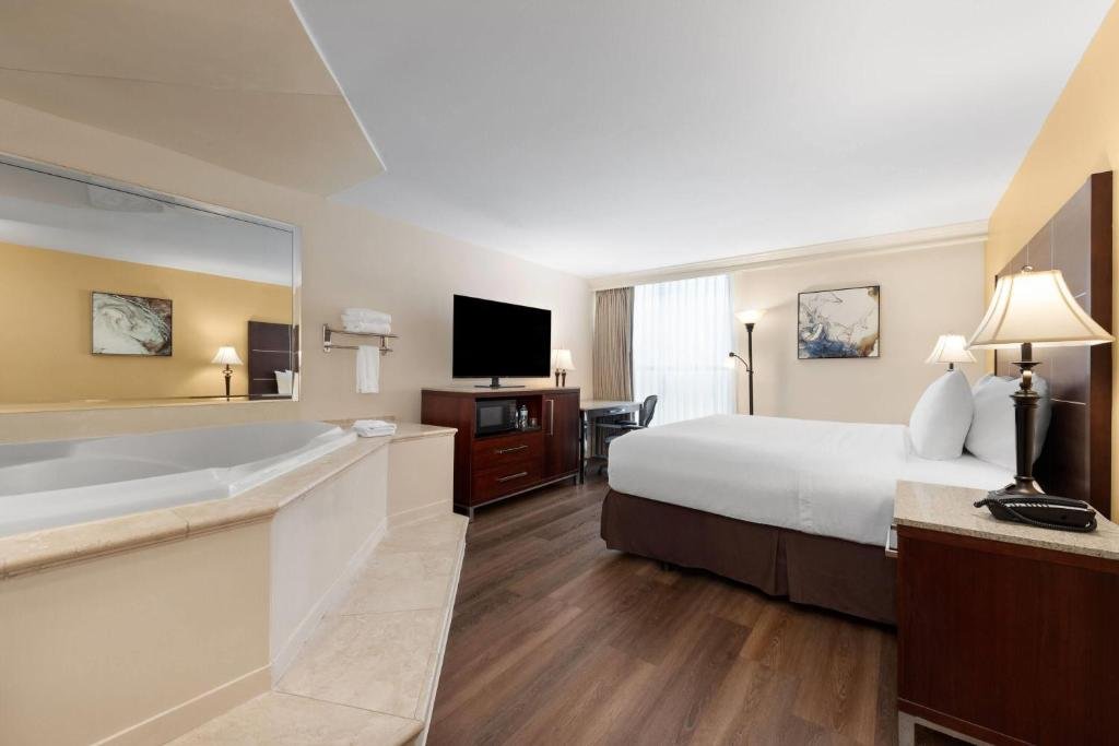 Guest Room at Wyndham Riverfront Hotel